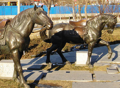 合生创展霄云路8号：铜马景观雕塑